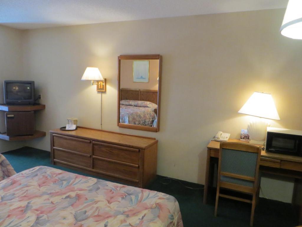 Starlite Budget Inn Mackinaw City Room photo
